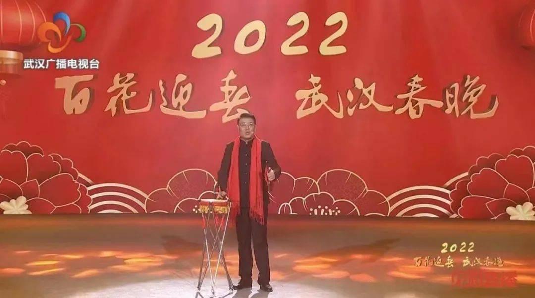 进入中年的女人，春季穿过膝裙怎么搭才更时尚？