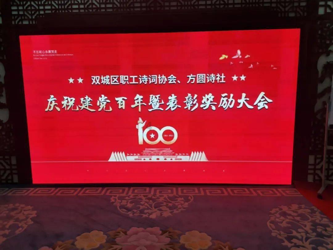 男孩吃鸡腿